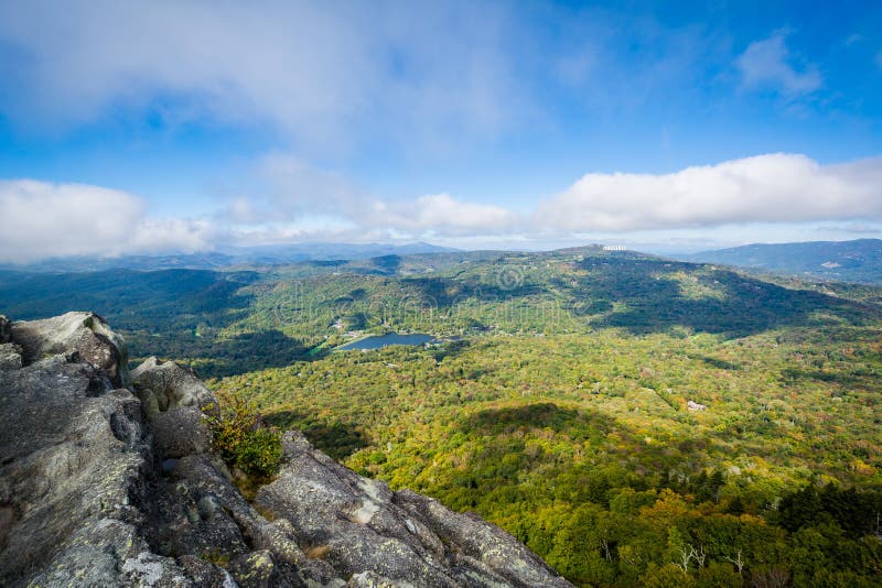 Sikt av den blåa Ridge Mountains och farfar sjön från tusen dollar arkivfoton Sikt av den blåa Ridge Mountains och farfar sjön från tusen dollar arkivfoton