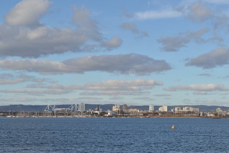 Sikt av den Cardiff fjärden och milleniumstadion arkivbild Sikt av den Cardiff fjärden och milleniumstadion arkivbild
