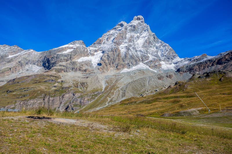 Sikt av den Cervino monteringen Matterhorn från cablewaystationen av planet Maison, ovanför den turist- staden för berg av Breuil royaltyfri foto Sikt av den Cervino monteringen Matterhorn från cablewaystationen av planet Maison, ovanför den turist- staden för berg av Breuil royaltyfri foto
