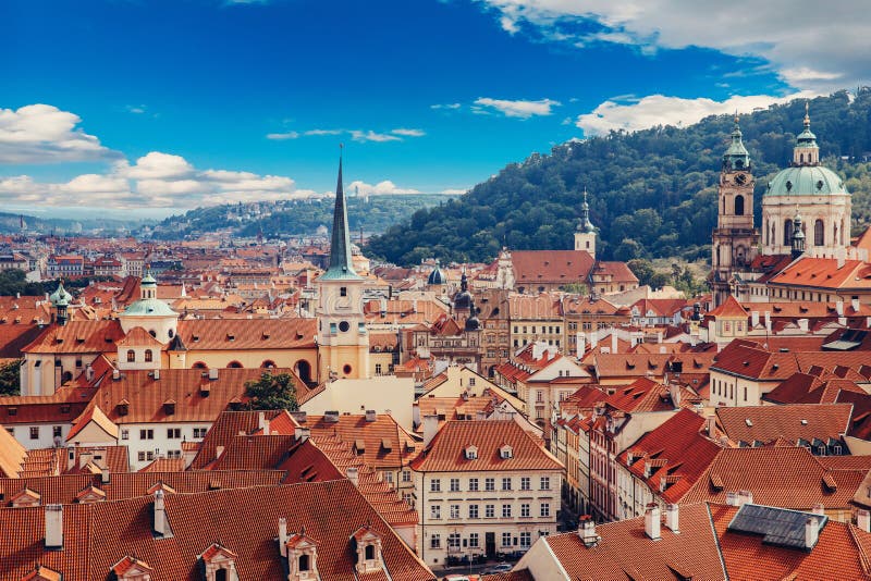 Sikt av den färgrika Prague Europa slotten och den gamla staden med tak för röd tegelplatta, Tjeckien Begreppslopp arkivfoton Sikt av den färgrika Prague Europa slotten och den gamla staden med tak för röd tegelplatta, Tjeckien Begreppslopp arkivfoton