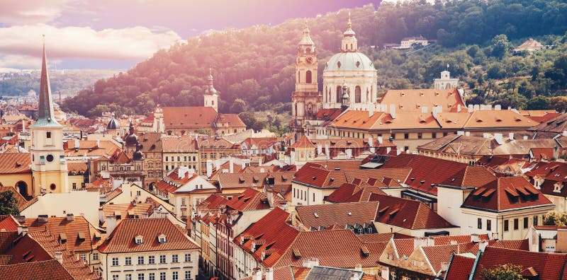 Sikt av den färgrika Prague Europa slotten och den gamla staden med tak för röd tegelplatta, Tjeckien Begreppslopp arkivfoto Sikt av den färgrika Prague Europa slotten och den gamla staden med tak för röd tegelplatta, Tjeckien Begreppslopp arkivfoto