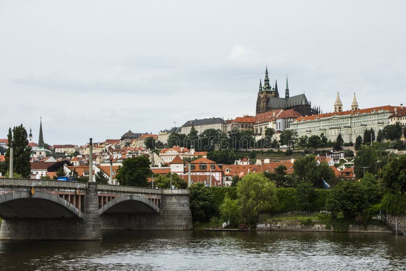 Sikt av den gamla staden av Prague för republiktown för cesky tjeckisk krumlov medeltida gammal sikt royaltyfri fotografi Sikt av den gamla staden av Prague för republiktown för cesky tjeckisk krumlov medeltida gammal sikt royaltyfri fotografi