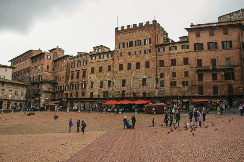 Sikt av den huvudsakliga fyrkanten för `-Piazza del Campo ` i centret av Siena royaltyfria foton Sikt av den huvudsakliga fyrkanten för `-Piazza del Campo ` i centret av Siena royaltyfria foton