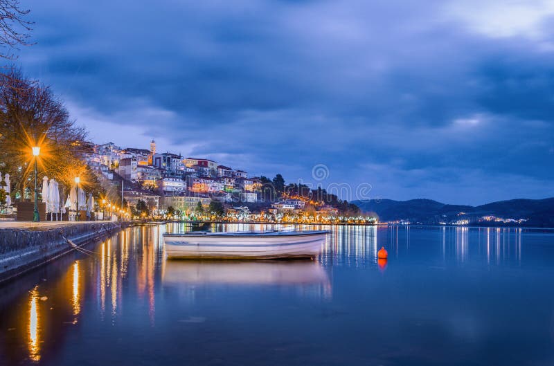 Sikt av den Kastoria staden och den Orestiada eller ’Orestias sjön, Makedonien, Grekland