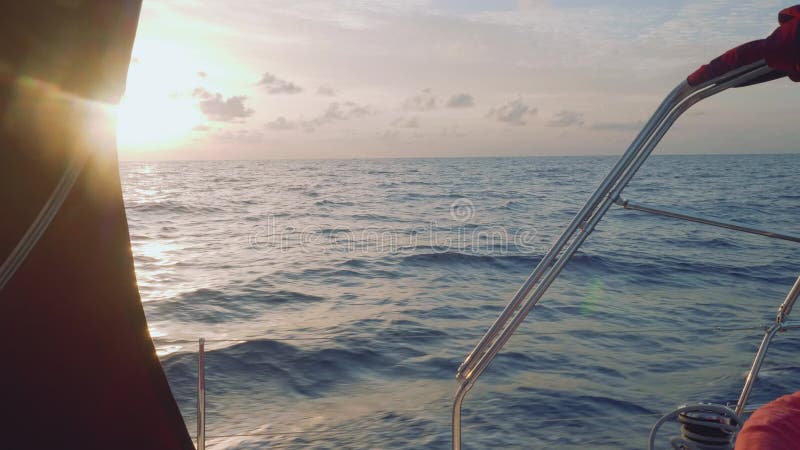 Sikt av den magiska solnedgången från yachtsegling i det öppna havet i Atlanten