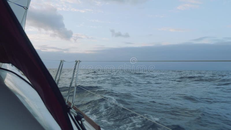 Sikt av den magiska solnedgången från yachtsegling i det öppna havet i Atlanten