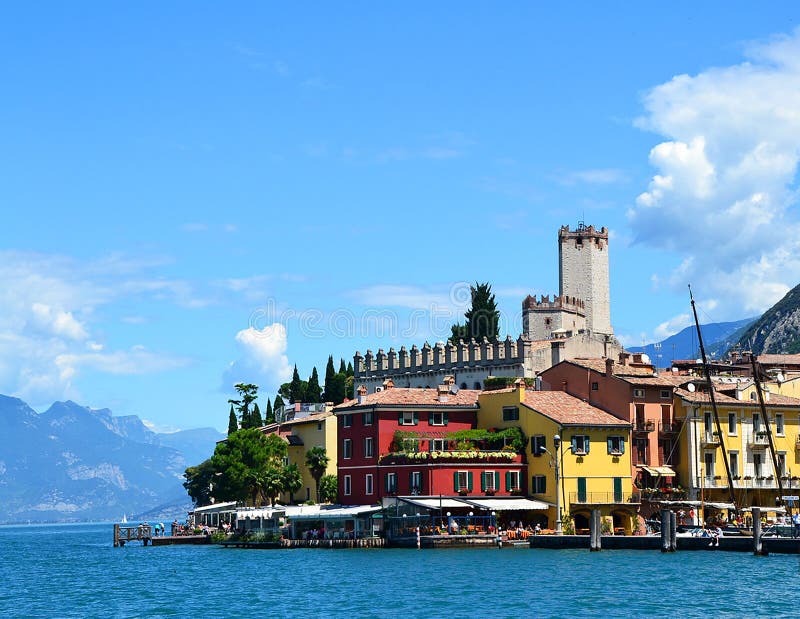 Sikt av den Malcesine byn, Lago di Garda, region Lombardy, Italien royaltyfri bild Sikt av den Malcesine byn, Lago di Garda, region Lombardy, Italien royaltyfri bild