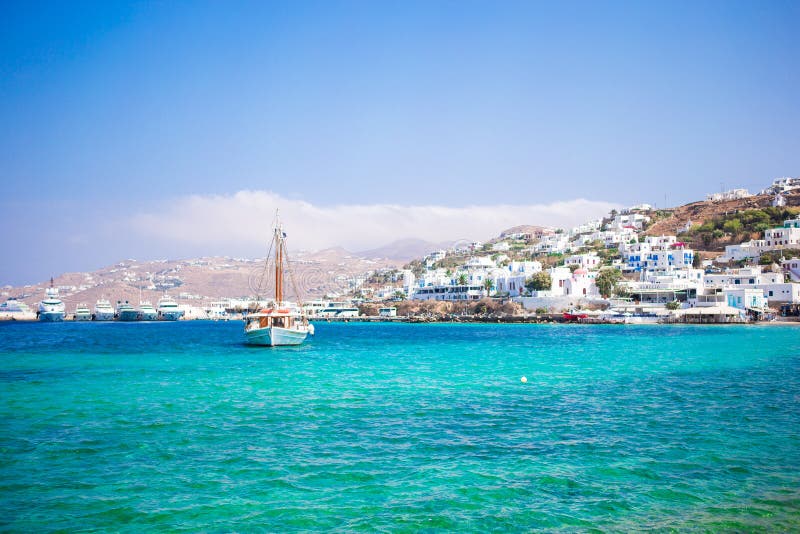 Sikt av den Mykonos stadhamnen från de ovannämnda kullarna i Mykonos, Cyclades, Grekland arkivbild Sikt av den Mykonos stadhamnen från de ovannämnda kullarna i Mykonos, Cyclades, Grekland arkivbild