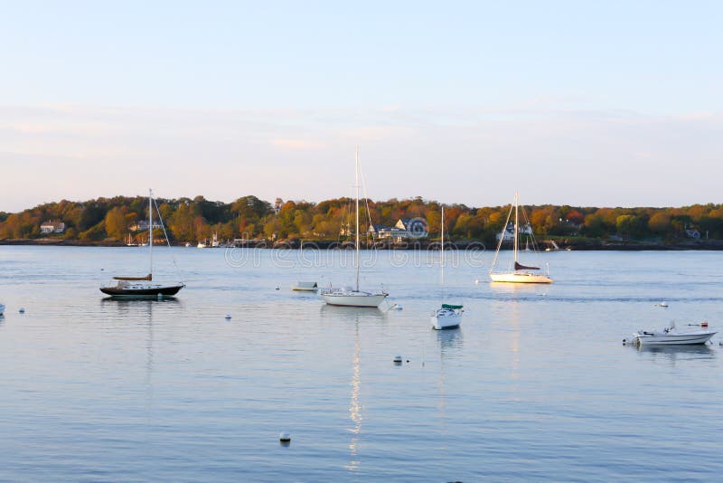 Sikt av den Piscataqua floden, i ny slott, Portsmouth royaltyfri foto Sikt av den Piscataqua floden, i ny slott, Portsmouth royaltyfri foto