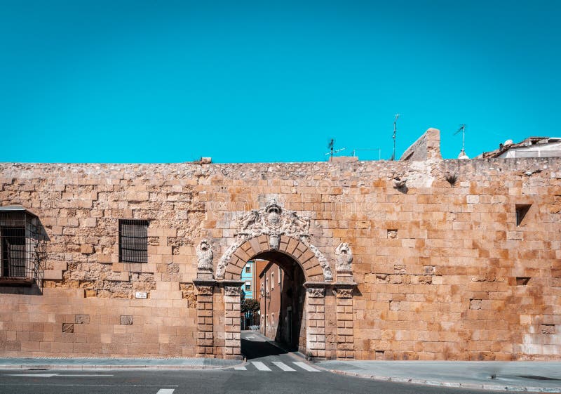 Sikt av den portalde Sant Antoni porten på väggen av Tarragona