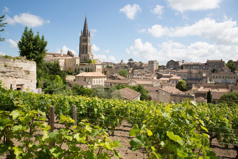Sikt av den Saint Emilion byn i den Bordeaux regionen i Frankrike