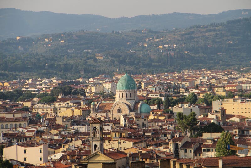 Sikt av den stora synagogan Florence royaltyfri bild Sikt av den stora synagogan Florence royaltyfri bild