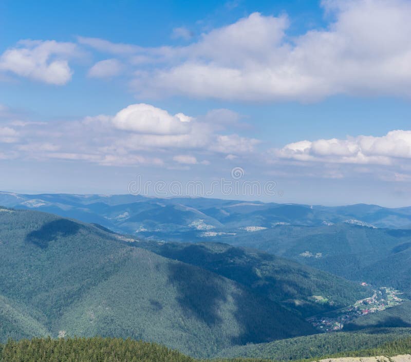 Sikt av den ukrainska byn i dalen av bergen royaltyfri foto Sikt av den ukrainska byn i dalen av bergen royaltyfri foto