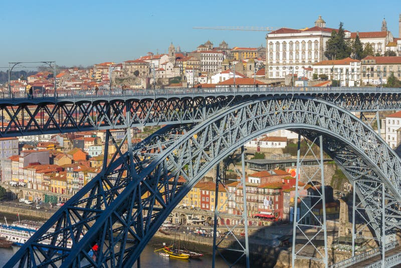 Sikt av det historiska centret med den berömda ponteDom Luiz bron i Porto arkivfoto Sikt av det historiska centret med den berömda ponteDom Luiz bron i Porto arkivfoto