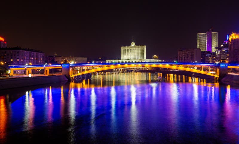 Sikt av det Smolensky metrobridge och Vita Huset i Moskva royaltyfria foton Sikt av det Smolensky metrobridge och Vita Huset i Moskva royaltyfria foton