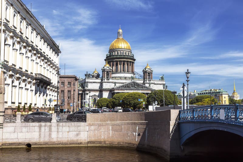 Sikt av domkyrkan för St Isaacs från den Moika flodinvallningen på den blåa bron St Petersburg, royaltyfri fotografi Sikt av domkyrkan för St Isaacs från den Moika flodinvallningen på den blåa bron St Petersburg, royaltyfri fotografi