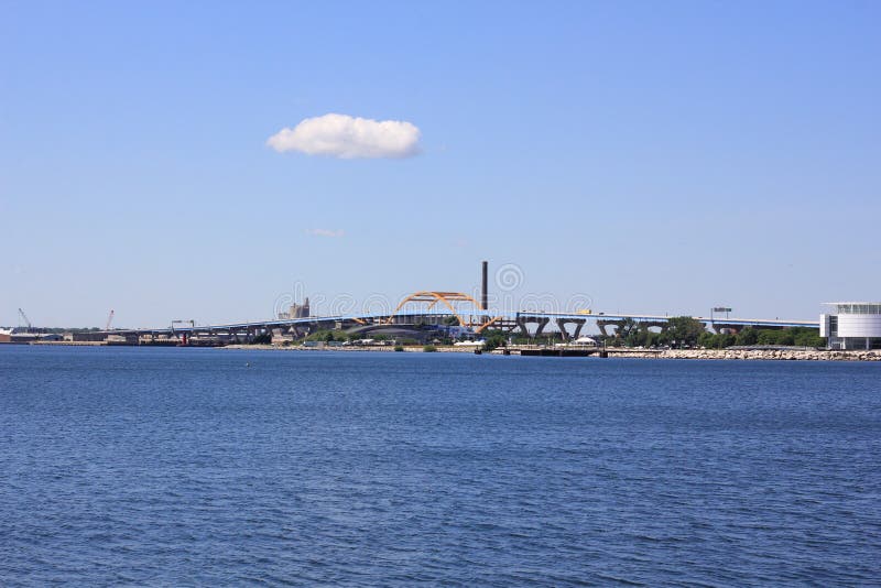 Sikt av en Milwaukee bro nära Lake Michigan royaltyfria foton Sikt av en Milwaukee bro nära Lake Michigan royaltyfria foton