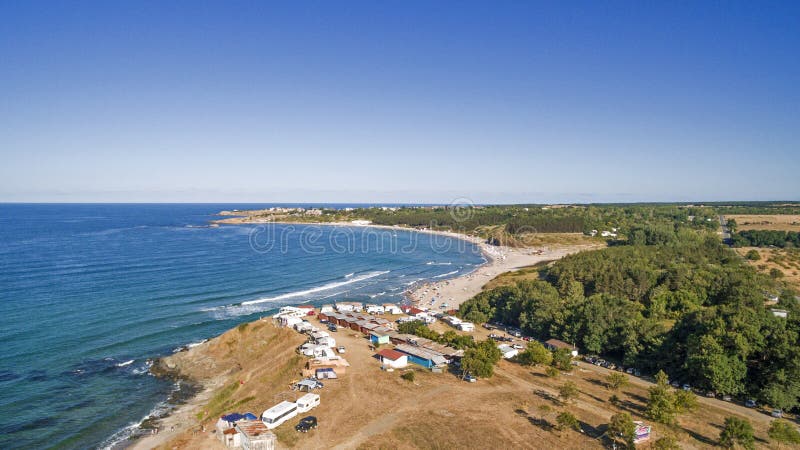 Sikt av en strand på den Black Sea kusten från över royaltyfria bilder Sikt av en strand på den Black Sea kusten från över royaltyfria bilder
