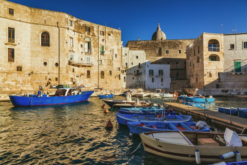 Sikt av en trevlig fiska hamn och marina i Monopoli, Puglia region, Italien arkivbild Sikt av en trevlig fiska hamn och marina i Monopoli, Puglia region, Italien arkivbild