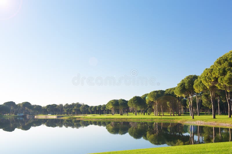 Sikt av ett damm på en golfbana fotografering för bildbyråer Sikt av ett damm på en golfbana fotografering för bildbyråer