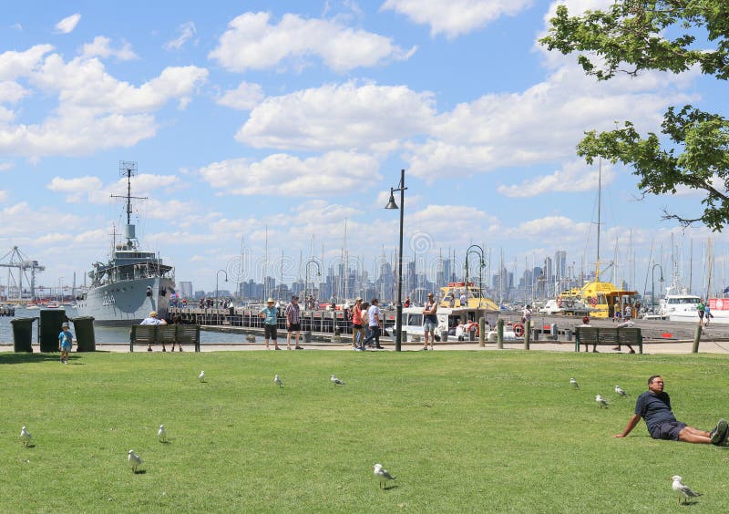 Sikt av fartyg och avlägsen Melbourne horisont från Gem Pier, Williamstown strandremsa royaltyfria foton Sikt av fartyg och avlägsen Melbourne horisont från Gem Pier, Williamstown strandremsa royaltyfria foton