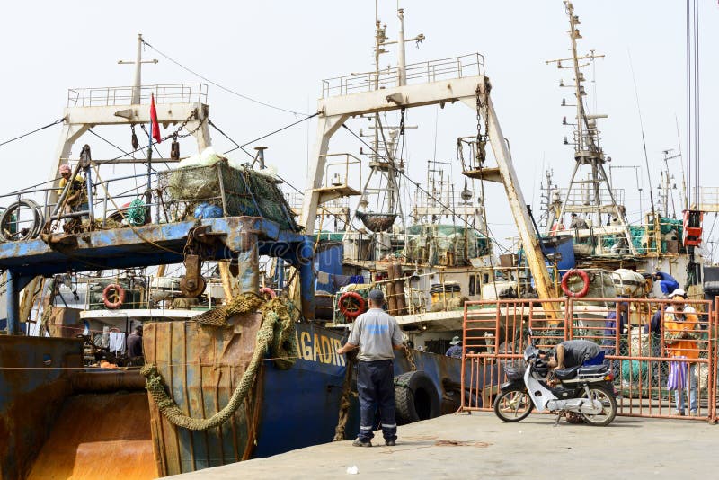 Sikt av fiskebåtar i Essaouira port royaltyfria foton Sikt av fiskebåtar i Essaouira port royaltyfria foton