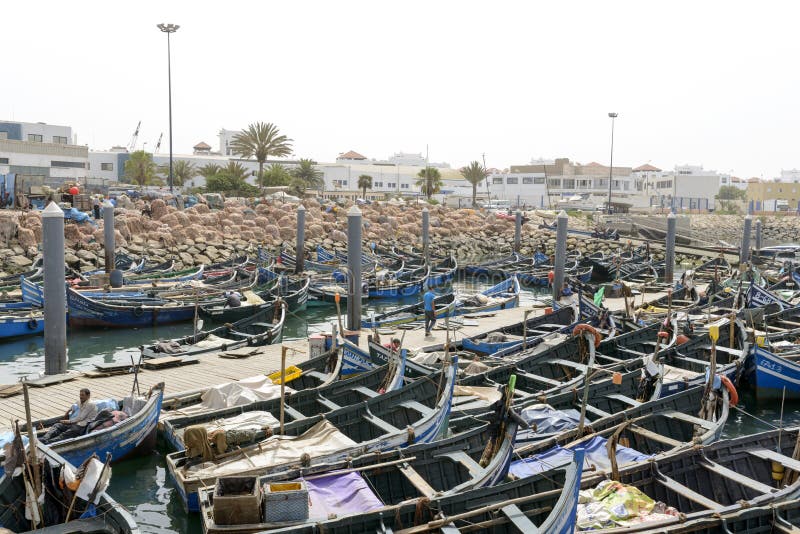 Sikt av fiskebåtar i Essaouira port royaltyfria bilder Sikt av fiskebåtar i Essaouira port royaltyfria bilder