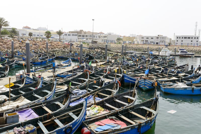 Sikt av fiskebåtar i Essaouira port fotografering för bildbyråer Sikt av fiskebåtar i Essaouira port fotografering för bildbyråer
