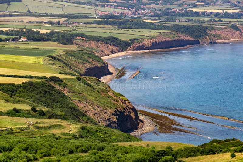 Sikt av fjärden för Robin Hood ` s, Yorkshire kust arkivbild Sikt av fjärden för Robin Hood ` s, Yorkshire kust arkivbild