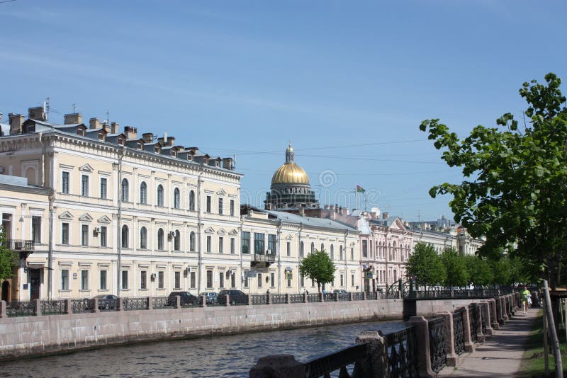 Sikt av floden, invallningen och byggnaderna av Petersburg royaltyfria bilder Sikt av floden, invallningen och byggnaderna av Petersburg royaltyfria bilder