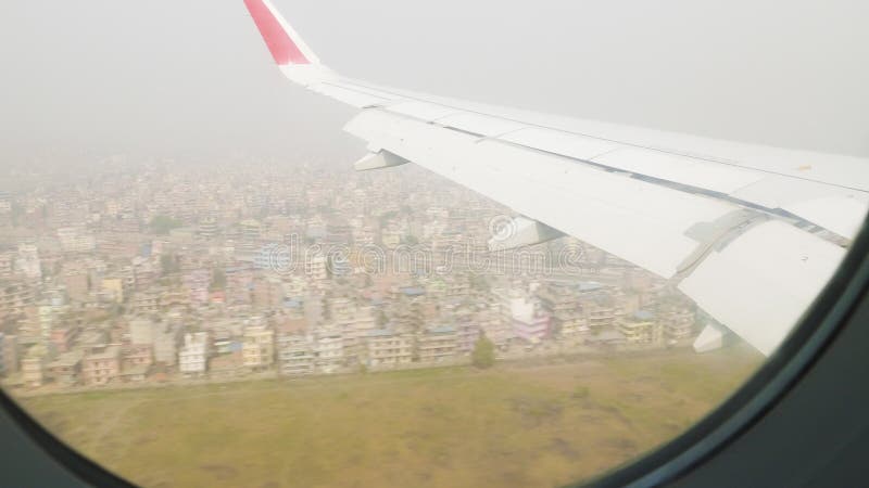 Sikt av fönstret av flygplanet i Nepal över Katmanduet stock video Sikt av fönstret av flygplanet i Nepal över Katmanduet stock video