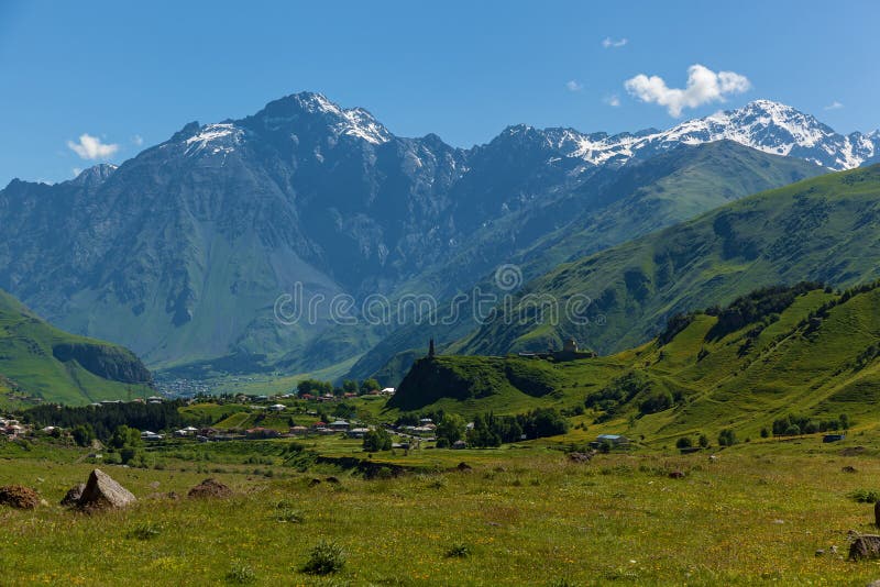 Sikt av Georgia och den militära georgiska vägen arkivbild Sikt av Georgia och den militära georgiska vägen arkivbild