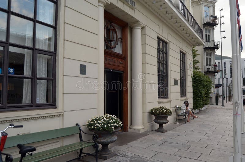 Sikt av historiska byggnader av Bergen, Norge Sommar 2018. Historiskt centrum Stad hamn, port Sommar 2018 Bergen, Norge, turism och lopp i Skandinavien Gå med kameran