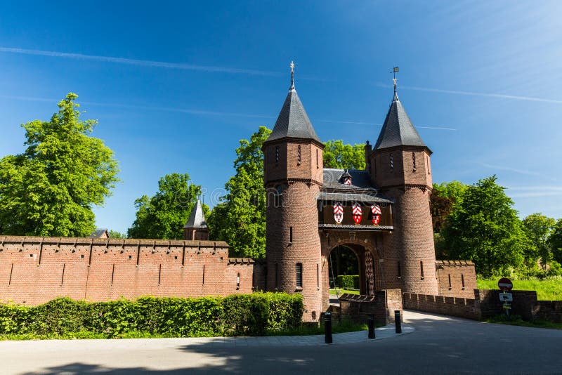 Sikt av ingångsporten av Kasteelen de Haar Castle royaltyfri foto Sikt av ingångsporten av Kasteelen de Haar Castle royaltyfri foto