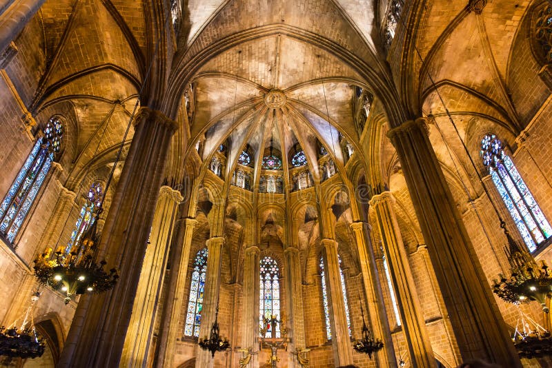 Sikt av inre av domkyrkan av det heliga korset och helgonet Eulalia, den gotiska domkyrkan av Barcelona royaltyfria foton Sikt av inre av domkyrkan av det heliga korset och helgonet Eulalia, den gotiska domkyrkan av Barcelona royaltyfria foton