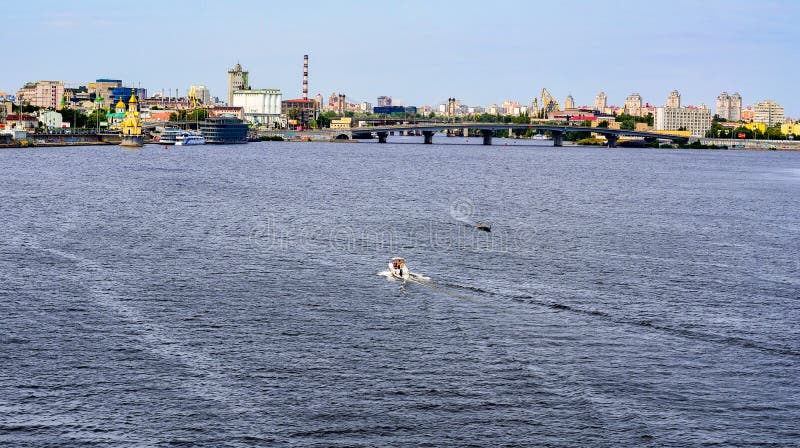 Sikt av Kiev från en bropunkt över Dnieperen ukraine royaltyfri bild Sikt av Kiev från en bropunkt över Dnieperen ukraine royaltyfri bild