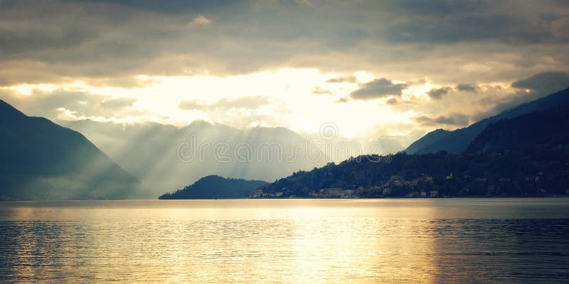 Sikt av Lago di Como på solnedgången - tappningeffekt italy varenna fotografering för bildbyråer Sikt av Lago di Como på solnedgången - tappningeffekt italy varenna fotografering för bildbyråer