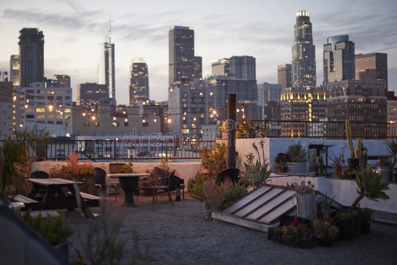 Sikt av Los Angeles horisont på solnedgången från takterrass royaltyfri fotografi Sikt av Los Angeles horisont på solnedgången från takterrass royaltyfri fotografi