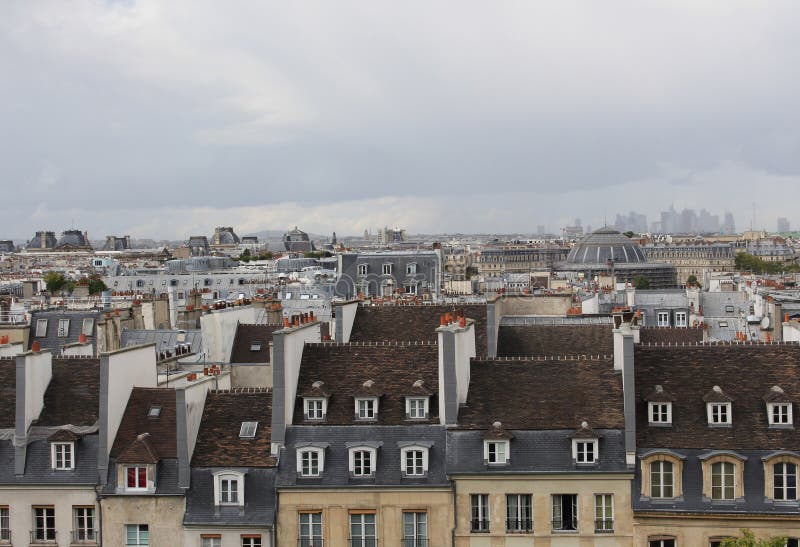 Sikt av mittgatorna av Paris paris tak dramatisk sky f?r h?st royaltyfri foto Sikt av mittgatorna av Paris paris tak dramatisk sky f?r h?st royaltyfri foto