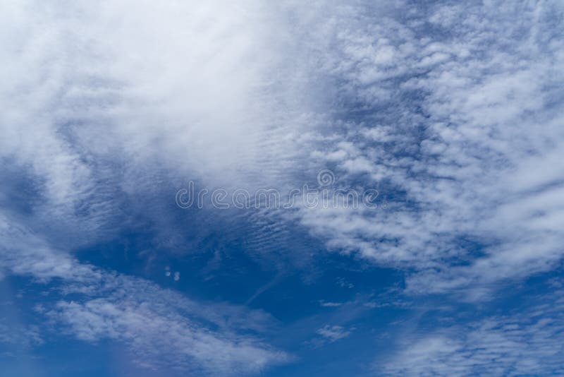 Sikt av mjuk vit cloudscape för härlig abstrakt begreppfärgstänk med skuggor av ljus bakgrund för blå himmel från flygnivåfönster royaltyfri fotografi Sikt av mjuk vit cloudscape för härlig abstrakt begreppfärgstänk med skuggor av ljus bakgrund för blå himmel från flygnivåfönster royaltyfri fotografi