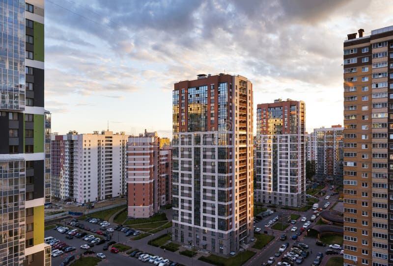 Sikt av moderna multistorey byggnader i St Petersburg på solnedgången mot himlen royaltyfri foto Sikt av moderna multistorey byggnader i St Petersburg på solnedgången mot himlen royaltyfri foto