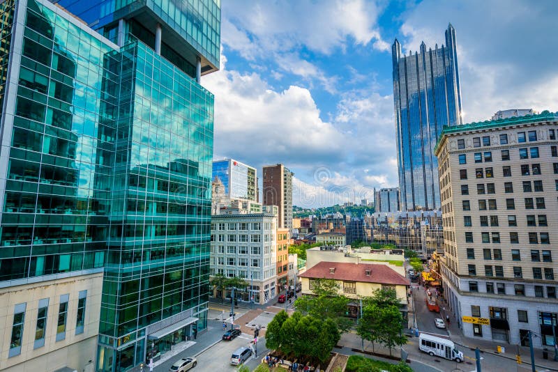 Sikt av moderna skyskrapor i i stadens centrum Pittsburgh, Pennsylvania royaltyfri foto Sikt av moderna skyskrapor i i stadens centrum Pittsburgh, Pennsylvania royaltyfri foto