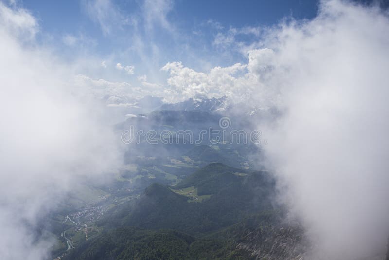 Sikt av moln från Untersberg i Österrike royaltyfri bild Sikt av moln från Untersberg i Österrike royaltyfri bild