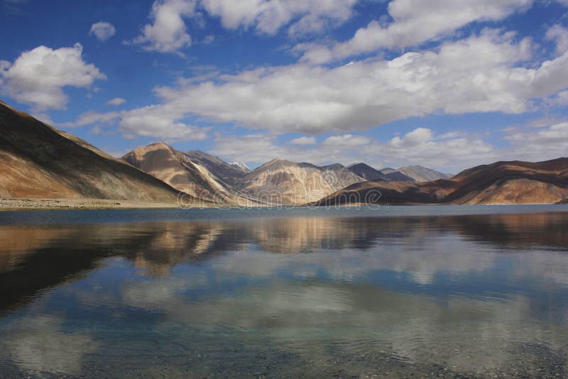 Sikt av Pangong sjön, Jammu and Kashmir, Indien royaltyfria foton Sikt av Pangong sjön, Jammu and Kashmir, Indien royaltyfria foton