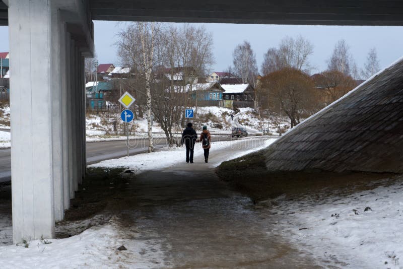 Sikt av par som en baksida under paraplyet som går ner det regnigt, parkerar i höstafton ljus solnedgång royaltyfri bild Sikt av par som en baksida under paraplyet som går ner det regnigt, parkerar i höstafton ljus solnedgång royaltyfri bild