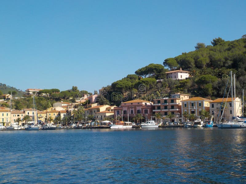 Sikt av Porto Azzurro i Elba Island från havet arkivfoto Sikt av Porto Azzurro i Elba Island från havet arkivfoto