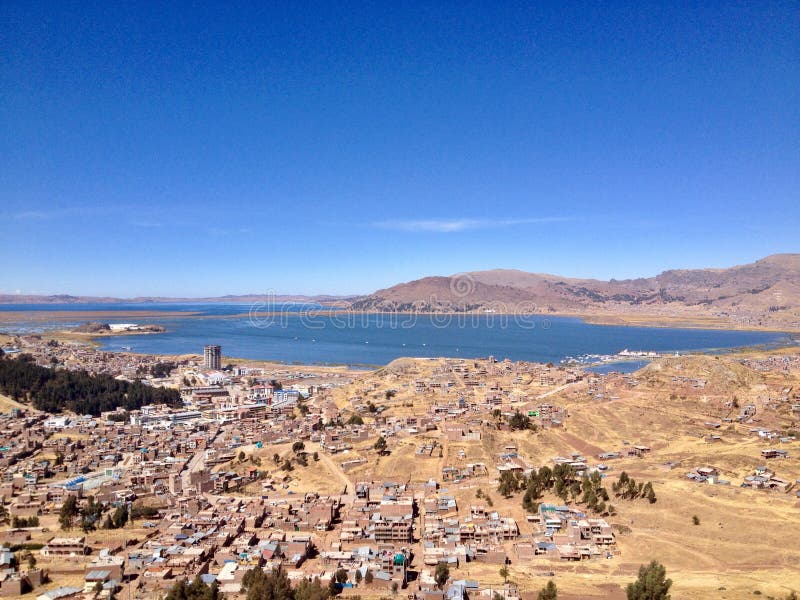 Sikt av Puno och sjön Titicaca från över royaltyfri foto Sikt av Puno och sjön Titicaca från över royaltyfri foto