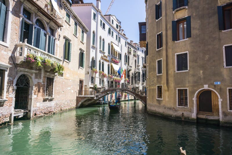 Sikt av Rio Marin Canal med fartyg och gondoler från Ponten de la Bergami i Venedig, Italien Venedig är ett populärt arkivfoto Sikt av Rio Marin Canal med fartyg och gondoler från Ponten de la Bergami i Venedig, Italien Venedig är ett populärt arkivfoto