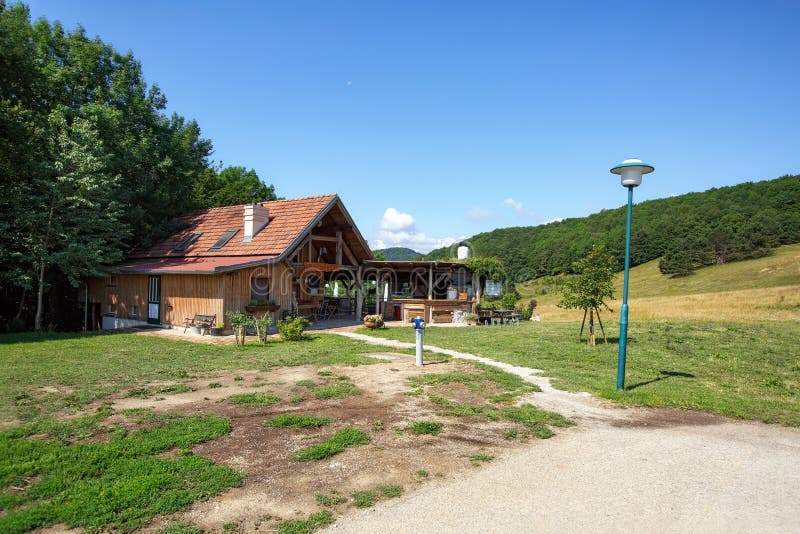 Sikt av Schafhuetten ’n-restaurang i området Foehrenberge för naturskydd Stad av Giesshuebl, lägre Österrike arkivfoton Sikt av Schafhuetten ’n-restaurang i området Foehrenberge för naturskydd Stad av Giesshuebl, lägre Österrike arkivfoton