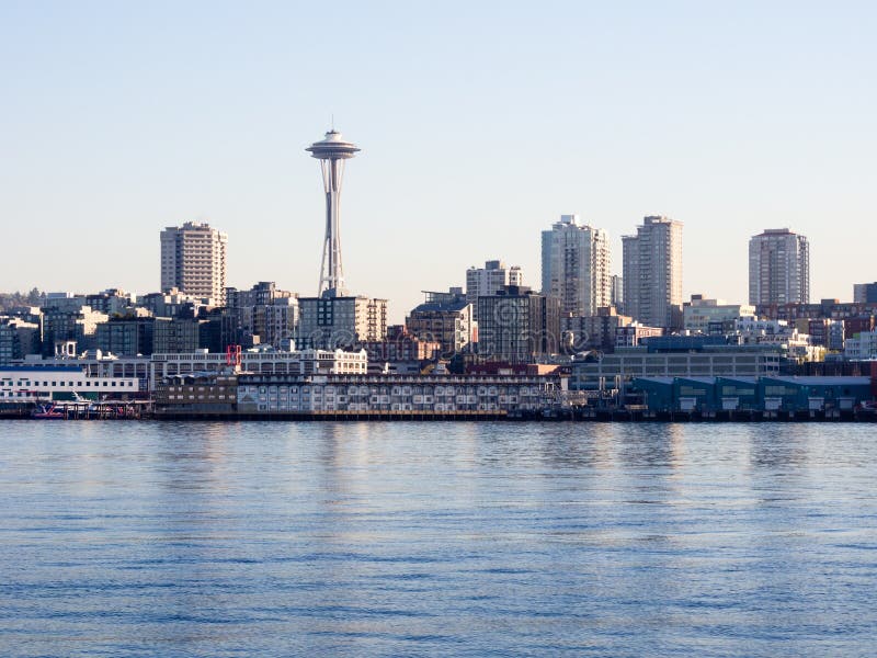 Sikt av Seattle strand från havet på solnedgången arkivfoto Sikt av Seattle strand från havet på solnedgången arkivfoto